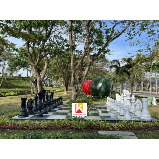 điêu khắc bộ cờ vua composite ngoài trời, bộ cờ vua kích thước lớn trang trí cảnh quan